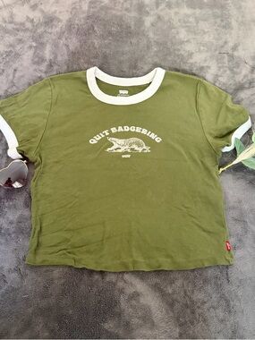 Levi’s Green Quit Badgering Graphic Baby Tee Sz M
